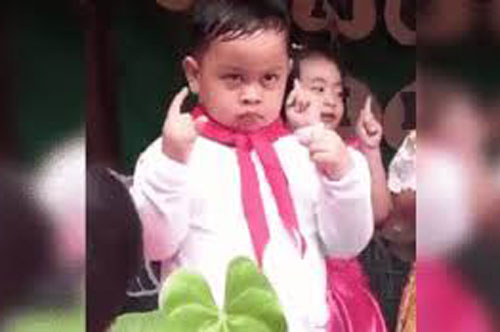 Cả lớp biểu diễn văn nghệ nhưng biểu cảm của bé trai này mới khiến mọi người "phát sốt"