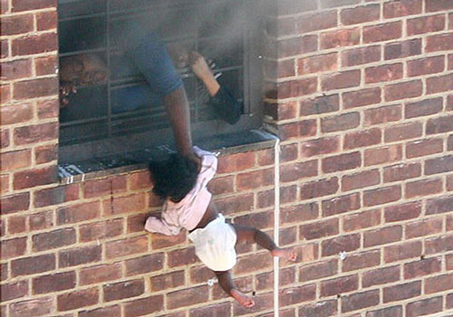 Bức ảnh đứa trẻ 7 tháng tuổi bị thả lủng lẳng ngoài cửa sổ được chia sẻ rầm rộ, nhưng không phải ai cũng biết hoàn cảnh lúc đó