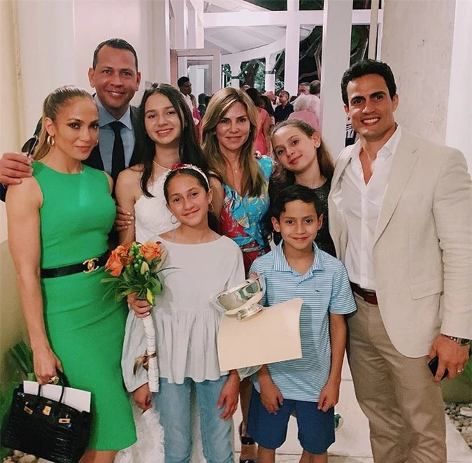 Gia đình riêng của Jennifer Lopez và Alex Rodriguez rất gắn bó và coi nhau như người thân. Jennifer và hai con sinh đôi (đứng trước) từng đến chúc mừng con gái lớn của Alex (mặc váy trắng) tốt nghiệp cấp 2 vào tháng 5 năm ngoái.
