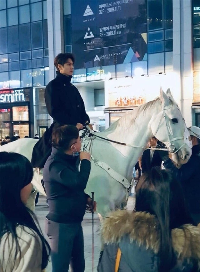 Lee Min Ho hút fan khi cưỡi ngựa trên đường phố - 2