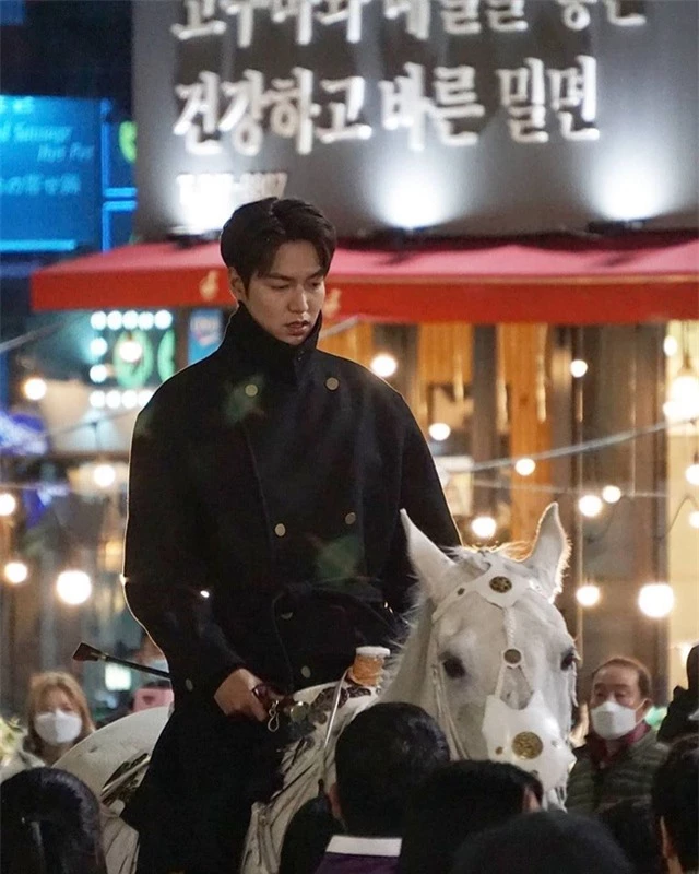 Lee Min Ho hút fan khi cưỡi ngựa trên đường phố - 4