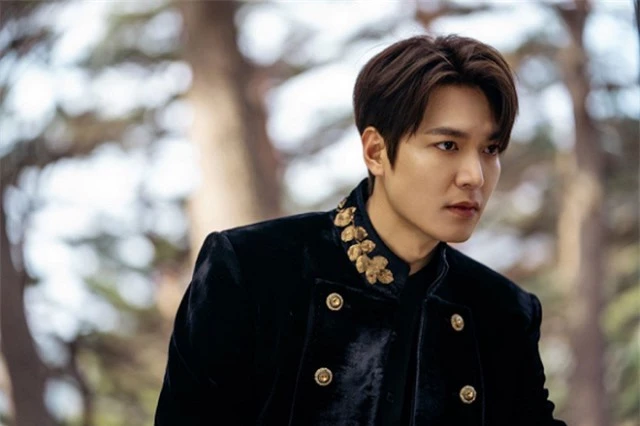 Lee Min Ho hút fan khi cưỡi ngựa trên đường phố - 8