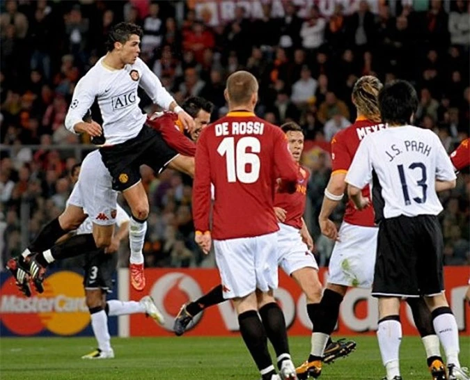 Cú đánh đầu đẳng cấp của Ronaldo vào lưới Roma