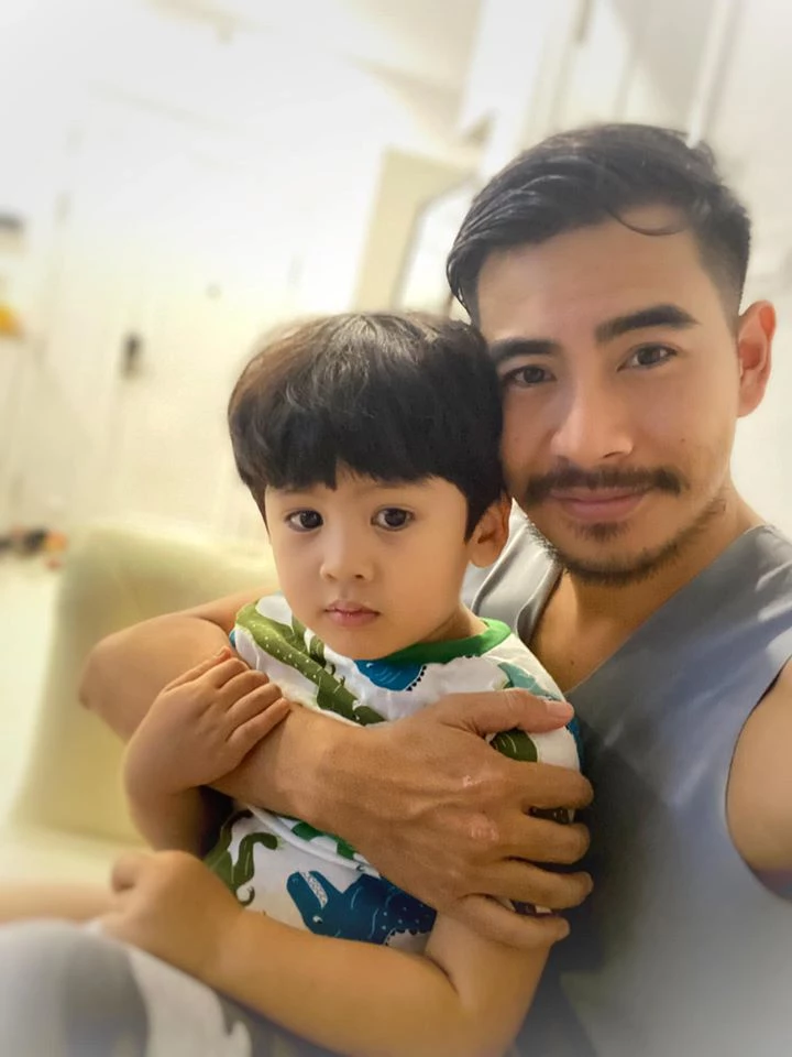 Thanh Bình thường xuyên đưa con trai về nhà.
