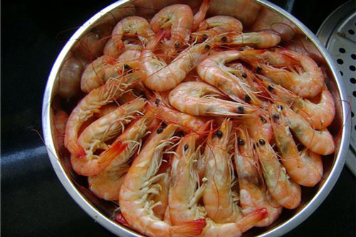 Chỉ luộc tôm với nước thì thật thiếu sót, thêm gia vị này, tôm vừa hồng đỏ vừa thơm ngon