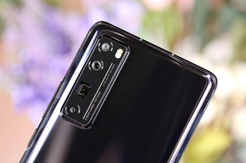 Huawei Nova 7 Pro 5G có 4 camera sau. Cảm biến chính 64 MP, f/1.8 với khả năng lấy nét theo pha. Ống kính tiềm vọng 8 MP, f/3.4 cho phép zoom quang học 5x hoặc zoom kỹ thuật số 50x, chống rung quang học (IOS). Ống kính góc rộng 8 MP, f/2.4 cùng cảm biến macro 2 MP, f/2.4. Bộ tứ này được trang bị đèn flash LED kép, quay video 4K. 