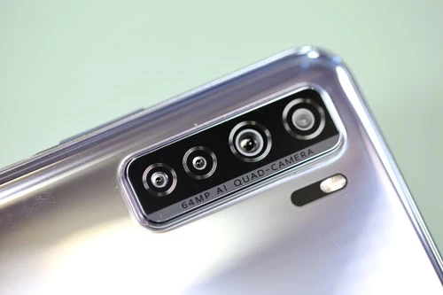 Nova 7 SE 5G sở hữu 4 camera ở mặt lưng. Cảm biến chính 64 MP, khẩu độ f/1.8, hỗ trợ lấy nét theo pha. Ống kính góc rộng 8 MP, f/2.4. Cảm biến chiều sâu và ống kính macro cùng có độ phân giải 2 MP, f/2.4. Bộ tứ này được trang bị đèn flash LED, quay video 4K. 