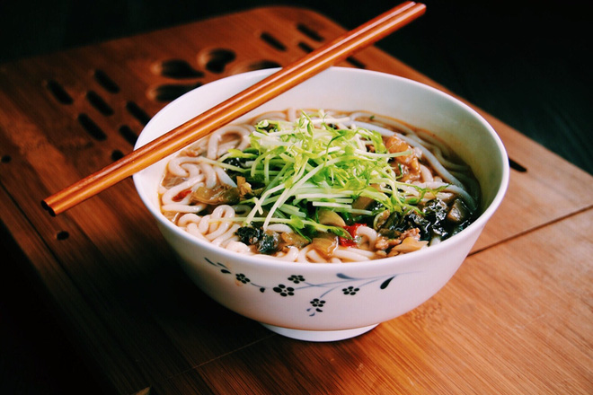 3 bước xong ngay mì dưa chua cay nóng hổi, đậm đà