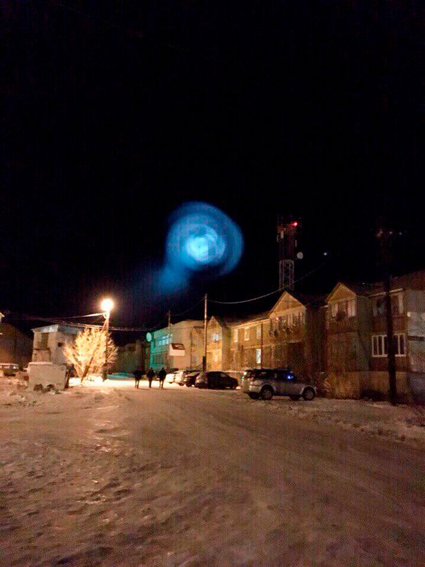 Người dân tại Nga hốt hoảng ghi hình quả cầu sáng giống đĩa bay