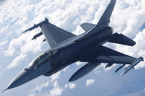 Một chiếc F-16 của Mỹ. Ảnh: Reuters.