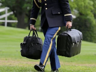 CLIP: Bên trong chiếc vali bí ẩn của Tổng thống Mỹ có gì?