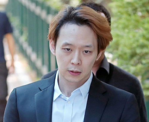 “Hoàng tử gác mái” Park Yoochun lại bị kiện