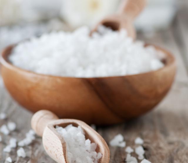 Mẹo dùng muối để hóa giải năng lượng xấu trong phong thủy