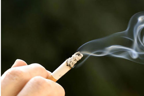 Bố và ông ra sân hút thuốc nhưng con vẫn ốm liên tục, chia sẻ của mẹ Việt này khiến bao người thức tỉnh