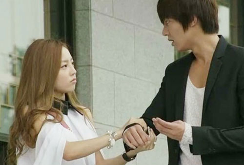 Phát điên vì bạn gái nhìn đâu cũng thấy "tình địch" để ghen tuông