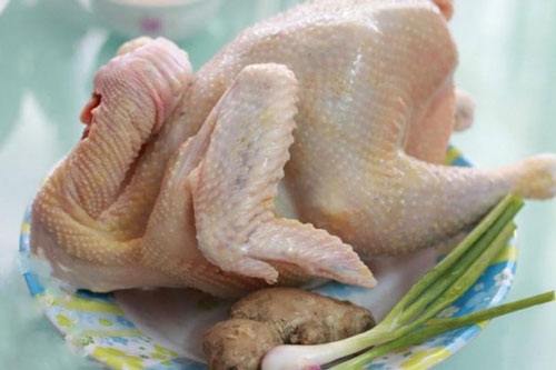 Vặt lông gà xong đừng rửa trực tiếp bằng mỗi nước, thêm một bước nữa, thịt gà sạch hơn lại không còn mùi tanh