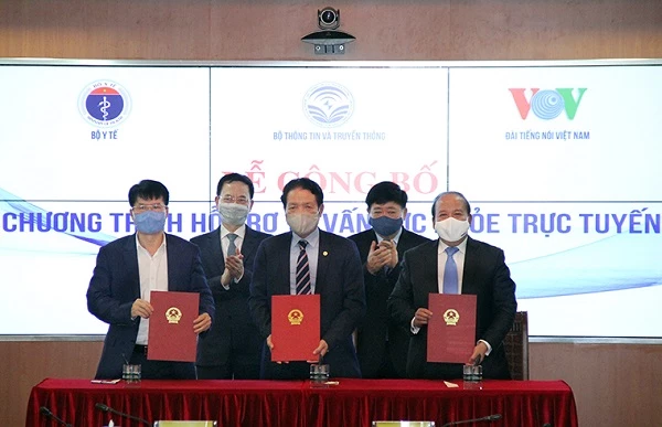 Bộ trưởng Nguyễn Mạnh Hùng tham gia lễ ký hợp tác giữa Bộ TT&TT và VOV