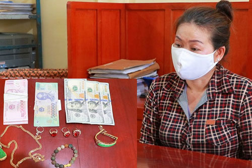 Vĩnh Long: Nữ giúp việc trộm vàng, tiền của gia chủ để mua đất