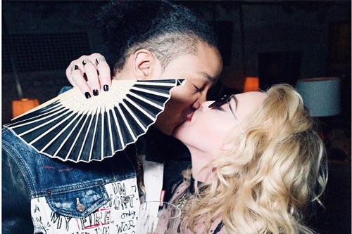 Madonna khoe ảnh tình tứ hôn bạn trai kém 35 tuổi