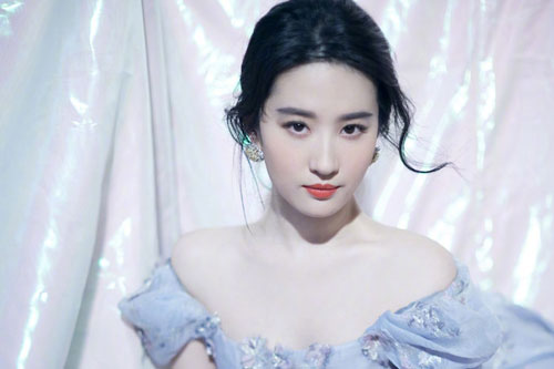 Dân mạng phẫn nộ với giả thiết 'ép' Lưu Diệc Phi trở thành vợ của tác giả bài viết trên tạp chí lớn Trung Quốc