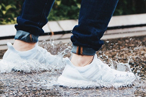 Đi mưa về, hãy làm ngay 3 việc để giày dép luôn bền đẹp, không ẩm mốc