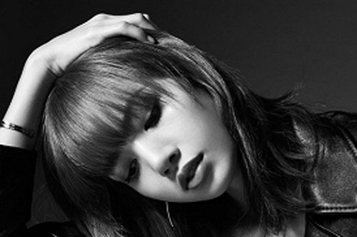 Lisa khoe vẻ đẹp nữ thần chỉ qua vài thước phim đen trắng