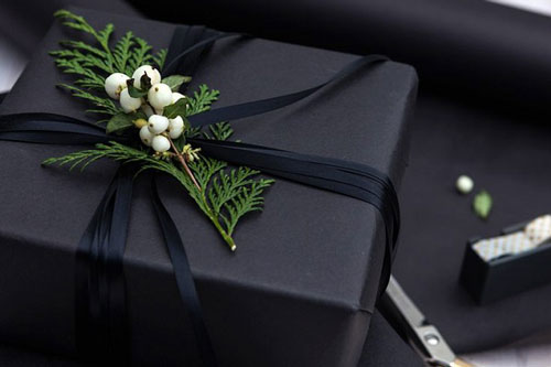 Tặng quà mà chọn những món đồ đại kỵ này thì cả hai người có nguy cơ "đen xui hết kiếp"