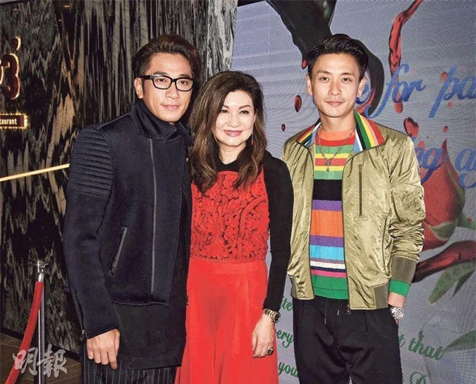 Hai diễn viên Ngô Trác Hy và Huỳnh Tông Trạch đến chúc mừng sinh nhật bà Lạc Di Linh (đứng giữa) năm 2017. Ảnh:Mingpao