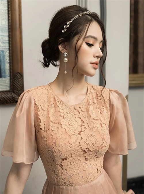 Phụ kiện Jolie Nguyễn sử dụng là sản phẩm dành riêng cho các nàng yêu phong cách bánh bèo và chuộng các kiểu váy công chúa, váy ren, váy xoè mang hơi hướng cổ điển.