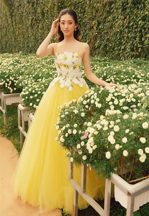 Hoa hậu Lương Thuỳ Linh dịu dàng, gợi cảm trong bộ váy gam vàng hoạt tiết hoa cúc.