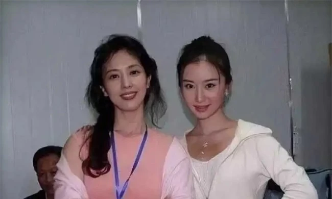 Mẹ Lưu Diệc Phi (bên trái).