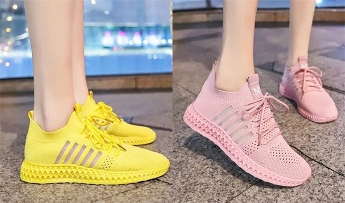 Giày sneaker thời trang có nhiều tông màu cho mọi phong cách thời trang: vàng năng động, hồng nữ tính, đen bụi bặm và trắng khỏe mạnh. Chất liệu đế mềm, có thể uốn cong mà không bị gãy mép. Dây buộc giày co giãn. Thiết kế phù hợp với mọi địa hình di chuyển, có thể dạo phố hay đi biển. Thiết kế bán chạy nhất Store Ngôi Sao nhờ ưu đãi đến 35%, còn 229.000 đồng (giá gốc 350.000 đồng).