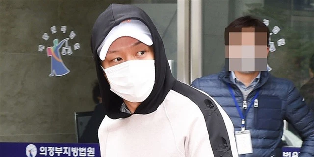 “Hoàng tử gác mái” Park Yoochun lại bị kiện - 1
