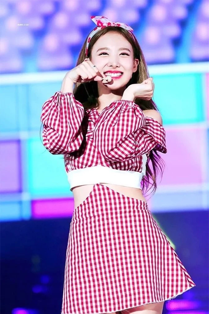 nayeon (twice) gay sot voi phu kien bang do vua diu dang, vua ca tinh hinh 1