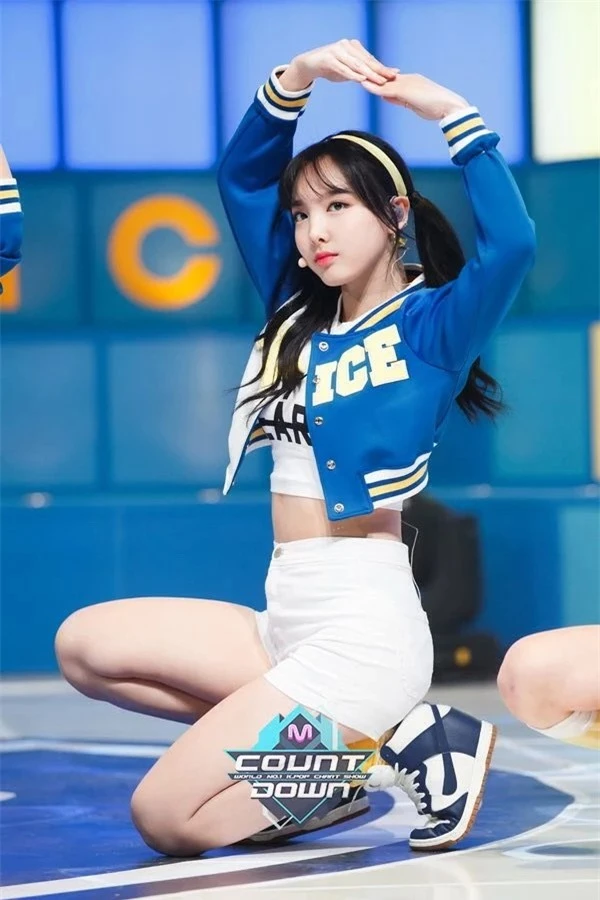 nayeon (twice) gay sot voi phu kien bang do vua diu dang, vua ca tinh hinh 10