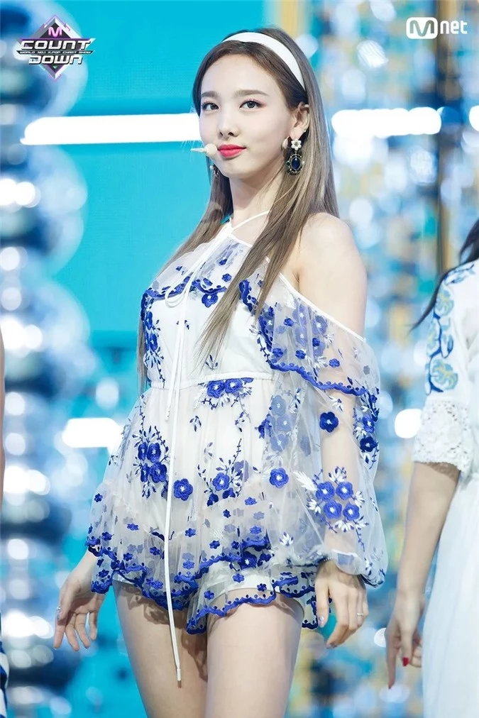 nayeon (twice) gay sot voi phu kien bang do vua diu dang, vua ca tinh hinh 3