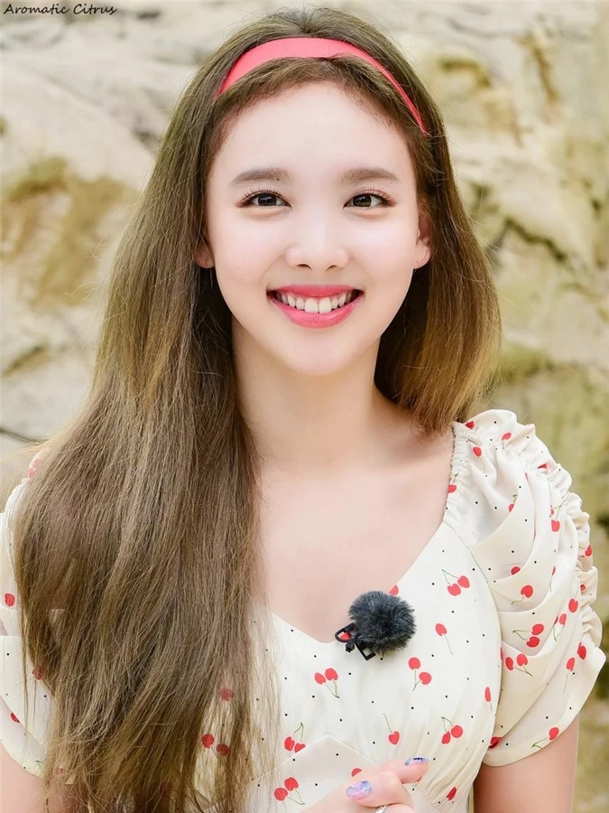 nayeon (twice) gay sot voi phu kien bang do vua diu dang, vua ca tinh hinh 5