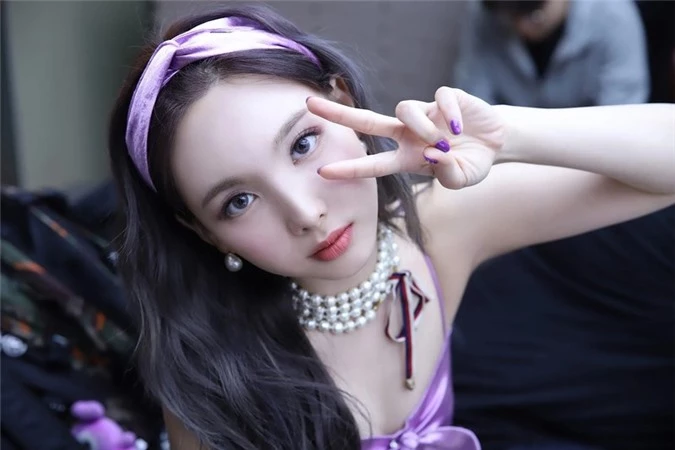 nayeon (twice) gay sot voi phu kien bang do vua diu dang, vua ca tinh hinh 7