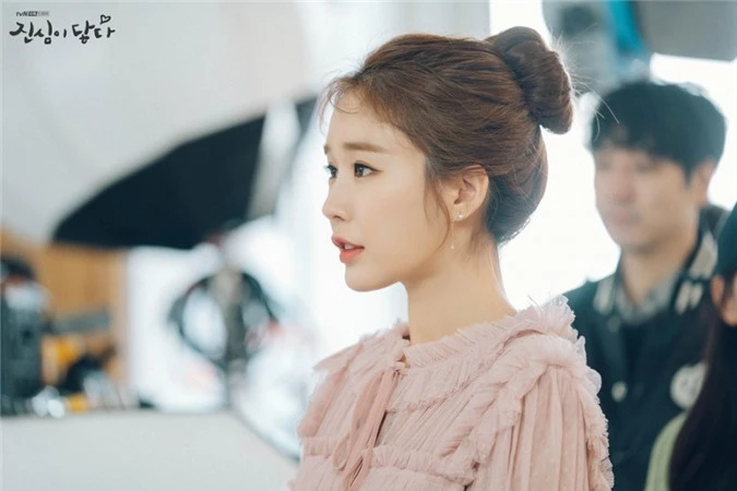 Yoo In Na 39 tuổi bất cứ khi nào cần đóng vai trẻ trung dễ thương cô sẽ để kiểu tóc búi củ tỏi