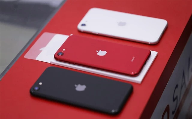 Trên tay iPhone SE 2020 đầu tiên tại Việt Nam, giá từ 12,7 triệu đồng - Ảnh 1.