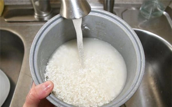 Vo gạo trong nồi và 9 sai lầm khiến nồi cơm điện mới mua đã hỏng - Ảnh 1.