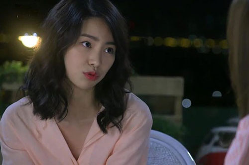 Chồng vừa thì thầm "mình làm con nghé đi" thì mẹ chồng xồng xộc xông vào, bà còn nói 1 câu khiến tôi ngượng chín người