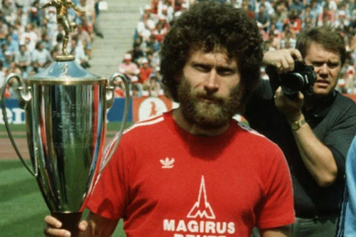 =6. Paul Breitner (tổng số bàn thắng: 114).