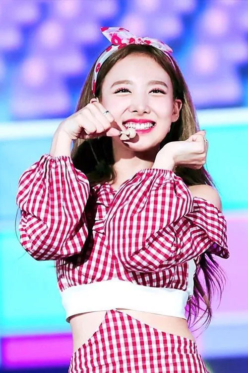 Nayeon (TWICE) khiến cộng đồng mạng 'dậy sóng' với phụ kiện băng đô vừa dịu dàng vừa cá tính