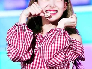 Nayeon (TWICE) khiến cộng đồng mạng 'dậy sóng' với phụ kiện băng đô vừa dịu dàng vừa cá tính