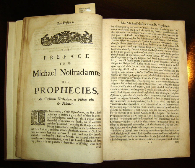  Cuốn sách "Những lời tiên tri - Les Propheties" (1555) của Nostradamus.
