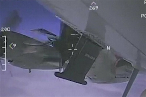 Su-35 bay ngửa cách... 7 mét khiến P-8A của Mỹ "lạnh gáy"