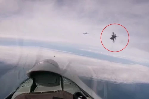Tiêm kích F-16 của NATO bị kẹp giữa hai chiếc Su-27 của Không quân Nga. Ảnh: Avia-pro.