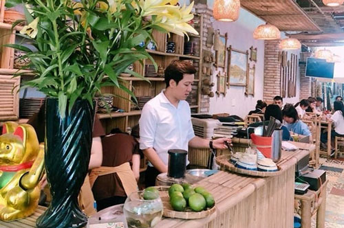 Vợ chồng Trường Giang, Nhã Phương đích thân đứng bếp, rửa chén, nhặt rau để phụ quán cơm