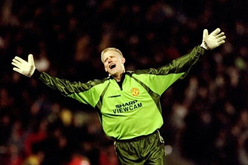 10. Peter Schmeichel (M.U, ghi bàn khi 37 tuổi 337 ngày).